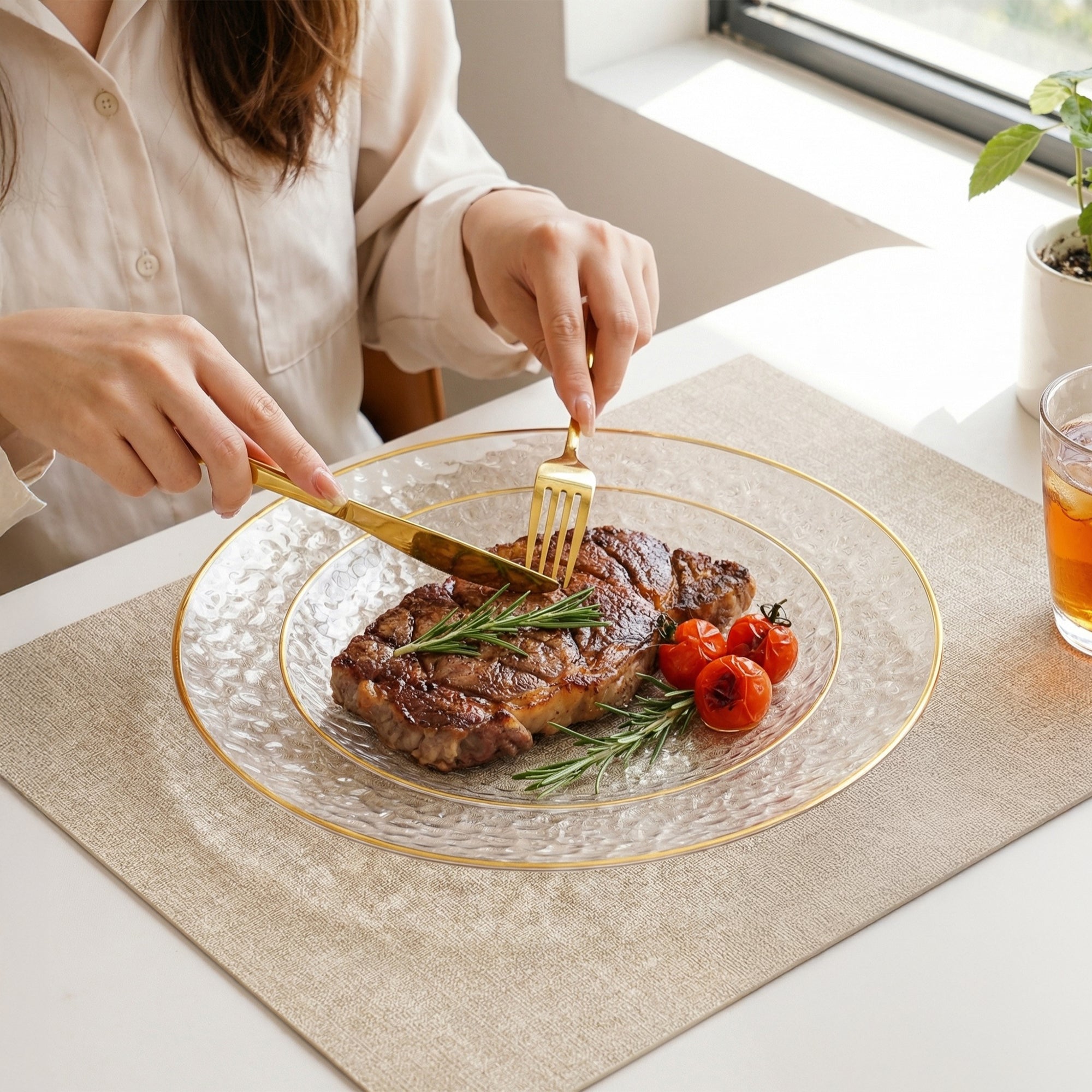 Daluvenix 100/200 Pcs Gold Plastic Plates for 50 Guests, Clear Gold Rimmed Disposable Dinnerware Set, Hammer Pattern Design & Heavy-duty Fancy Disposable Plate Ideal for Party, Wedding and Graduation